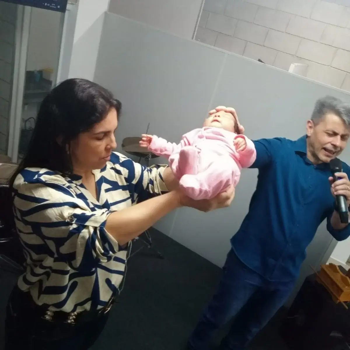 Imagem de pessoas na igreja