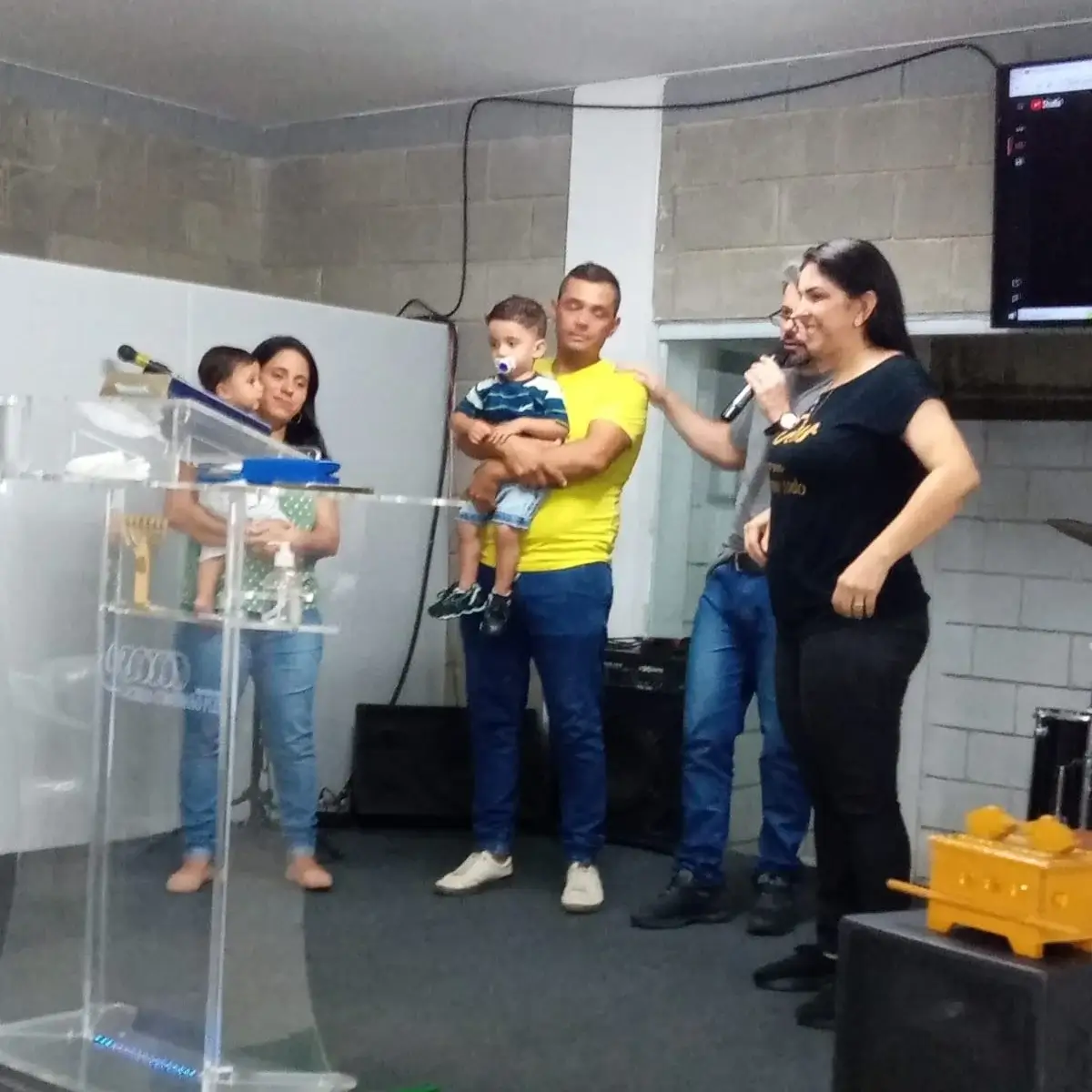 Imagem de pessoas na igreja