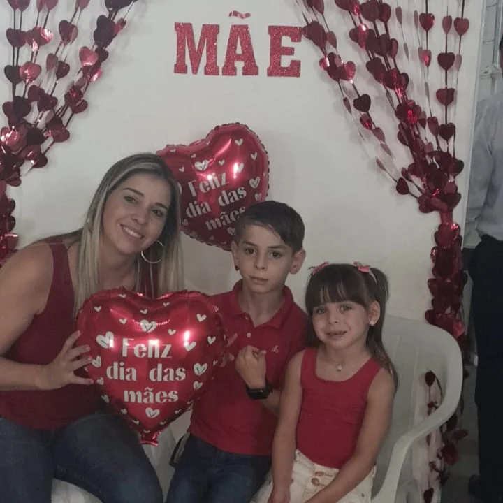 Imagem de pessoas na igreja